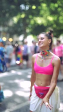 Pembe kıyafetli canlı bir dansçı enerjik bir geçit töreninde neşeyle kutlama yapar, neşe ve mutluluk saçar..