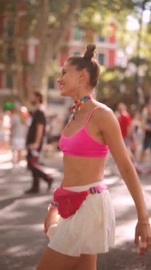 Renkli giysiler ve neşeli ifadeler canlı bir Onur etkinliğinde canlı ve şen bir atmosfer yaratır.