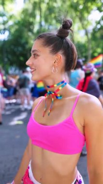 Renkli kıyafetler ve şenlikli dekorlarla dolu canlı bir etkinlikte neşeli anları görüntüleyen canlı bir sahne.