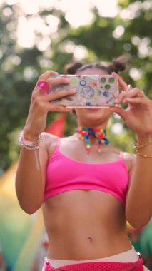 Neşeli bir birey, parlak renkli kıyafetleriyle canlı bir gurur kutlamasının ruhunu yakalar.