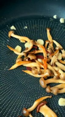 Lezzetli taze mantarlar sarımsaklı tavada soteleniyor.