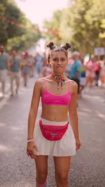 Canlı bir sahne renkli kıyafetlerle ve sokaklarda dans eden neşeli katılımcılarla neşeli bir kutlama gösteriyor.