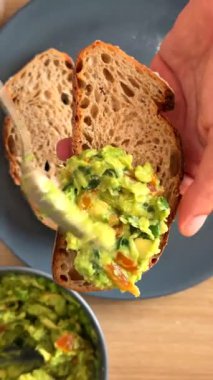 Tam tahıllı ekmeğe sürülmüş kremalı avokado taze bir başlangıç için besleyici ve lezzetli bir kahvaltıdır.