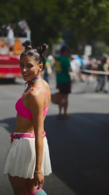 Renkli kıyafetler giymiş, çeşitlilik ve kapsamı kutlayan bir Onur Yürüyüşü 'ne neşeli bir katılımcı..