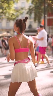 Renkli bir geçit töreninden canlı ve canlı bir an. Kutlamanın ezici neşe ve enerjisini yakalıyor.