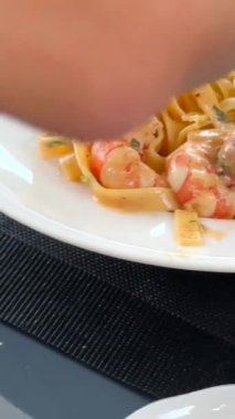 Enfes karides makarnası hazırlama ve servis etme tekniğindeki canlı lezzet ve teknikleri deneyin.