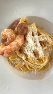 Çok güzel bir tabak karides makarna, gurme yemeği ya da sanatsal mutfak fotoğrafçılığı için mükemmel.