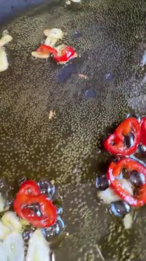 Sarımsak ve acı biberin zengin ve canlı tatlarını deneyin. Mutfak yaratıcılığınız ve yemekleriniz için mükemmeldir.