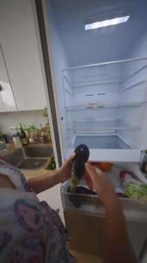 Görsel olarak çekici bir buzdolabı. Parlak, taze sebzeler ve meyvelerle dolu. Mükemmel bir organizasyon.