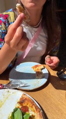 Sıcak bir kafede taze malzemelerle süslenmiş gurme pizzanın tadını çıkardığımız hoş bir an.