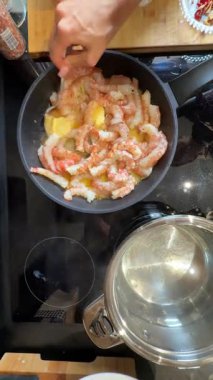 Lezzetli yemekler yapmak için tavada karides pişirmek için detaylı bir adım görsel rehberi.