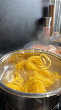 Bu iştah açıcı yemek sahnesinde makarnanın yavaş yavaş kaynamasını izleyin.