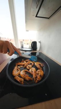 Sobada lezzetli karides cızırtısı iştah açıcı tatlar ve duyuları harekete geçiren yemek pişirme teknikleri.