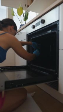 Fırınınızı bu kapsamlı pratik temizlik rehberiyle iyice temizlemek için çeşitli etkili yöntemler keşfedin.