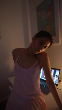 Huzurlu bir an, rahatlık ve yaratıcılıkla dolu rahatlatıcı bir atmosfer sergiliyor.