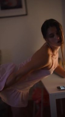 Genç bir kadın, sıcak ve rahat ortamında huzurlu ve rahatlatıcı bir akşamın tadını çıkarıyor.