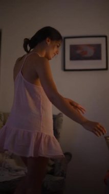 Huzurlu ve sakin bir sahne, zarif pembe bir elbise giymiş bir kadını yakalıyor, rahat bir atmosfer yaratıyor.