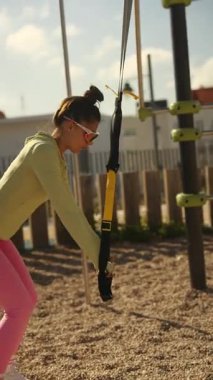 Formda bir insan, dinamik açık hava süspansiyon eğitimiyle gücünü gösteriyor ve genel olarak formda olduğunu gösteriyor.