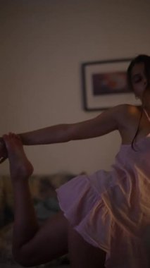 Büyüleyici ve büyüleyici bir an. Hoş, loş bir oda ortamında etkileyici bir dans.