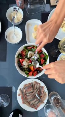 Canlı bir salata taze malzeme ve ançüezle yapılıyor. Sağlıklı bir yemek için her zaman mükemmel.