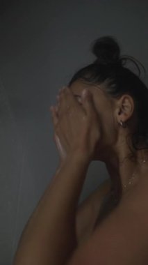 Bir bireyin duştaki yakın çekimleri güzelliği ve günlük ritüellerini yakalar.