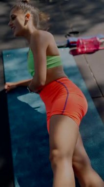 Dinamik ve canlı bir fitness sahnesi. Canlı bir spor kıyafeti, motivasyon ve sağlıklı bir yaşam tarzını teşvik ediyor.