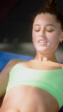 Güç eğitimini ve çeşitli spor rutinlerini çok güzel vurgulayan büyüleyici ve büyüleyici çalışma sahneleri.