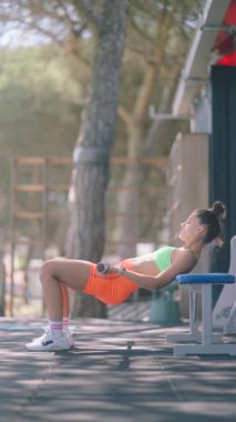 Uygun form ve genel uygunluk ilerlemesine özenle odaklanırken bir kuvvet alıştırması ile meşgul olmak