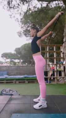 Formda bir birey dinamik bir çalışma yapar. Manzaralı bir ortamda güç ve kararlılık gösterir..