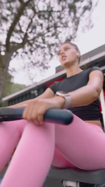 Kendini adamış bir sporcu dışarıda kürek çekerken, modaya uygun giyinme ve kararlılık gösterirken diğerlerine ilham veriyor.