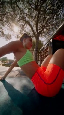 Güzel, canlı bir ortamda spor yapan, olağanüstü zindelik ve zindelik sergileyen bir sporcu.