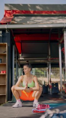 Formda bir birey hareketli ve hareketli bir spor salonu ortamında aktif olarak spor yapıyor.