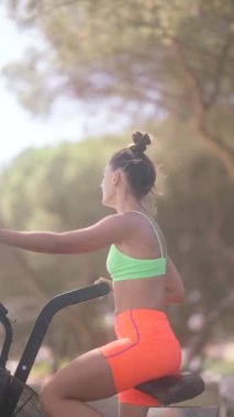 Zinde bir birey, canlı ve renkli spor kıyafetleri içinde, doğanın güzel ihtişamına sarılmış, kendinden emin bir şekilde kürek çekiyor.