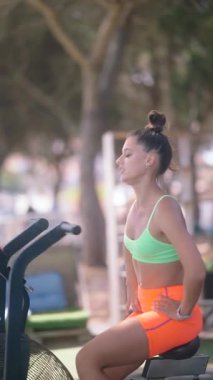 Formda genç bir kadın güzel, güneşli bir açık hava ortamında staj yapmaktan zevk alıyor.