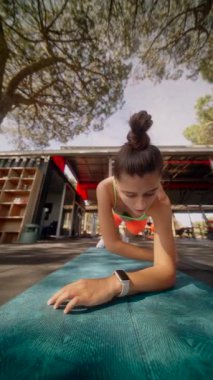 Uygulamada gösterilen güç ve odaklanmayı gösteren ilham verici bir açık hava yoga seansı.