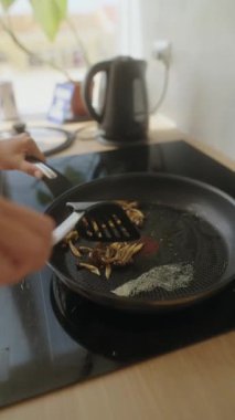 Bu süreç, tereyağlı makarnayı modern mutfak ortamında kızartarak deneyimi arttırmayı içeriyor.