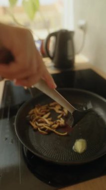 Canlı ve canlı bir kızartma sahnesi çeşitli yemek teknikleri ve sağlıklı malzemeler sergiliyor.