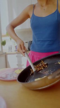 Yetenekli bir aşçı, modern bir mutfakta canlı, ağız sulandırıcı yemekler hazırlıyor, her tabağı dikkatlice kaplıyor.