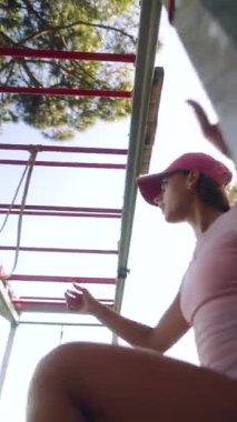 Etkileyici ve dinamik bir fitness rutini. Tüm açık havada uygulanan çeşitli kuvvet eğitim tekniklerini sergiliyor.