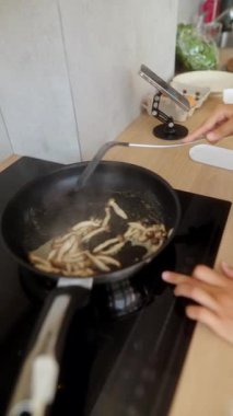 Becerikli bir şef taze malzemeleri yapışmaz tavada karıştırır ve mutfakta enfes bir koku yaratır.