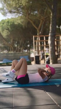 Bir fitness meraklısı, vücut kaslarını güçlendirmek için enerjik bir şekilde dışarıda mekik çekiyor.