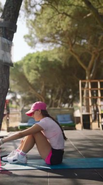 Enerjik ve canlı bir açık hava sahnesi spor meraklıları için enerjik ve dinamik çekirdek egzersizleri sergiliyor