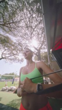 Enerjik fitness antrenmanlarına katılıp direniş bantlarını kullanarak, canlı ve canlı giyinerek.