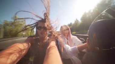 İki arkadaş güneşli bir günde klasik bir üstü açık arabada gezintiden zevk alırlar. Neşeli ve kaygısız anları birlikte yakalarlar.