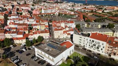 Hava aracı görüntüleri güzel bir şekilde güzel bir kıyı şehrini ve nehri kaplayan ünlü bir köprüyü yakalıyor.