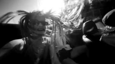 Güneşli anların tadını çıkarıyorum. Yakın arkadaşlarla üstü açık bir arabada, günlerin sıcağında.