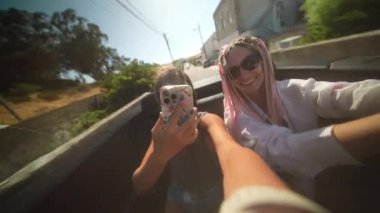 Sıcak güneşin ve neşe dolu kahkahaların tadını çıkaran yakın arkadaşlarla eğlenceli, keyifli, üstü açık bir yolculuk.