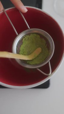 Yumuşak ve keyifli bir çay hazırlama süreci için titizlikle seçilmiş bir kibrit tozu görüntüsü.