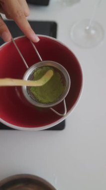 Güzel, sakin bir manzara. Güzel yeşil çay sergileniyor. Geleneksel sanatsal aletlerle titizlikle hazırlanıyor.