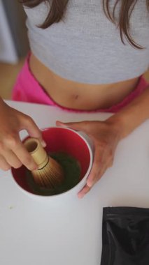 İşte size bambu çırpıcı kullanarak yeşil çayı nasıl çırpacağınızla ilgili detaylı bir adım rehberi.